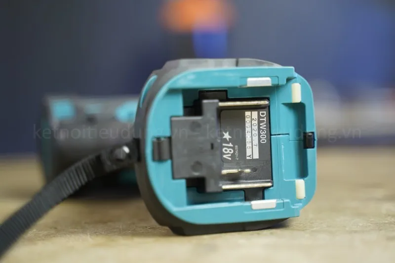 Máy siết bu lông dùng pin Makita DTW300Z ( Chưa Pin & Sạc ) 10